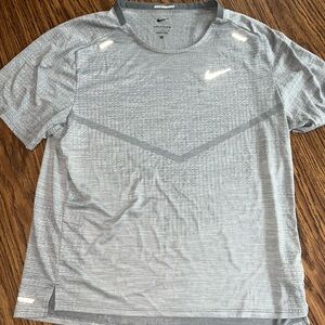 Nike running reflective tee size large